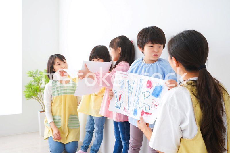 幼稚園で遊ぶ子どもたち