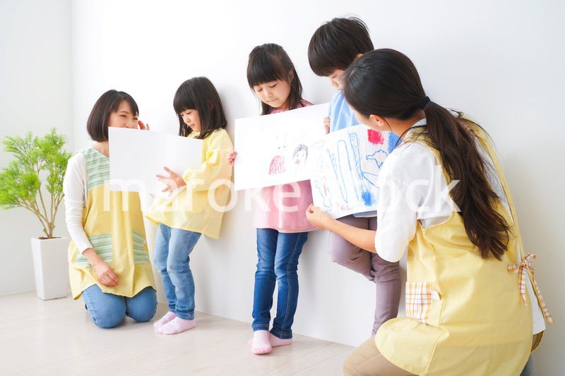 幼稚園で遊ぶ子どもたち