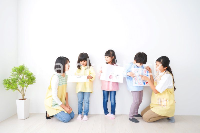 幼稚園で遊ぶ子どもたち