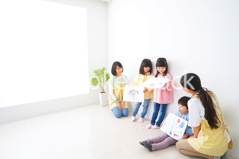 幼稚園で遊ぶ子どもたち