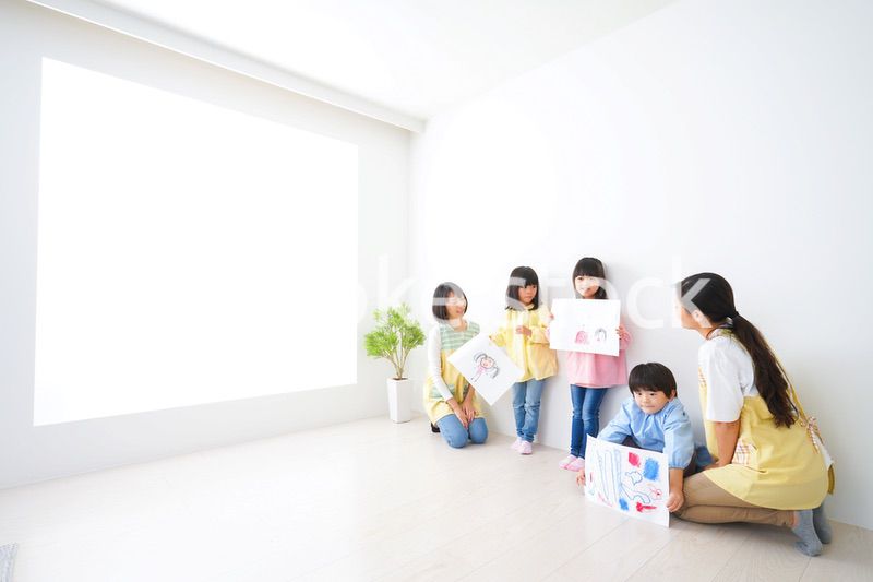 幼稚園で遊ぶ子どもたち