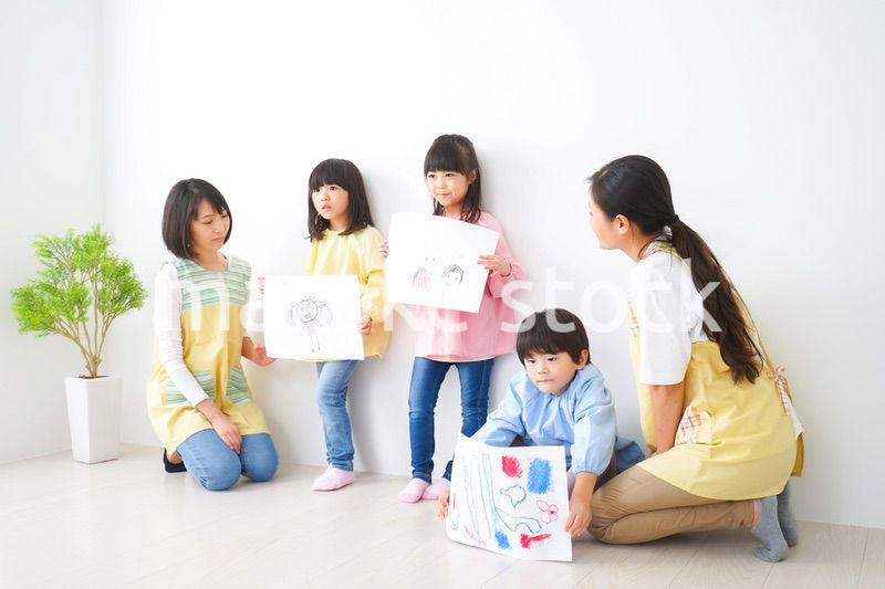 幼稚園で遊ぶ子どもたち