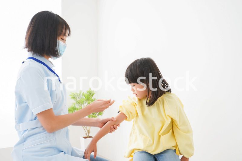 予防接種をする女の子