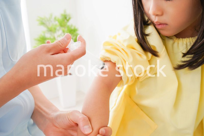 予防接種をする女の子