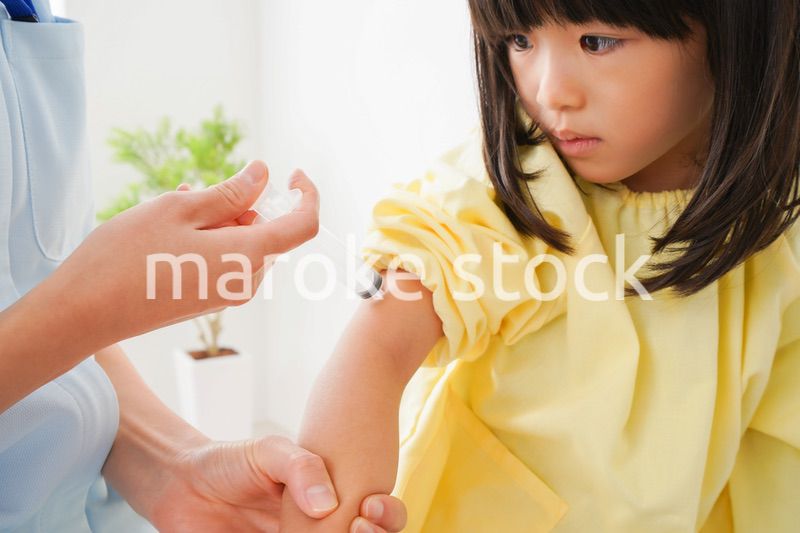 予防接種をする女の子