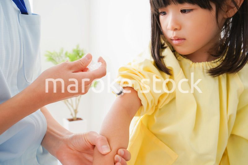 予防接種をする女の子