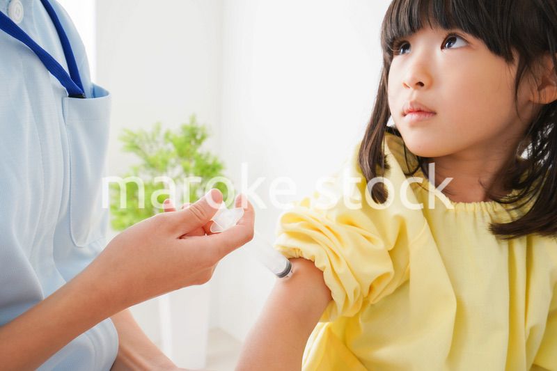 予防接種をする女の子