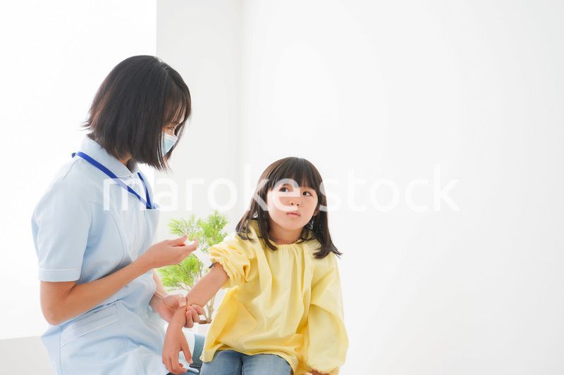 予防接種をする女の子