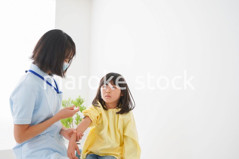 予防接種をする女の子
