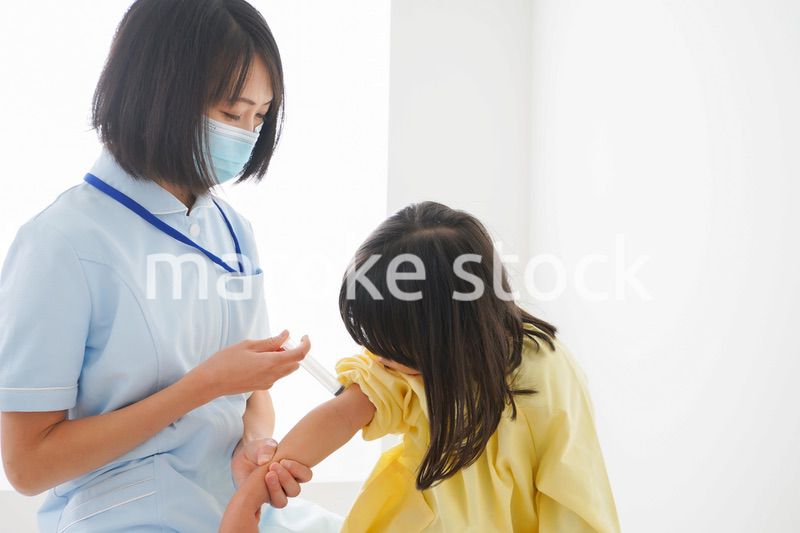 予防接種をする女の子