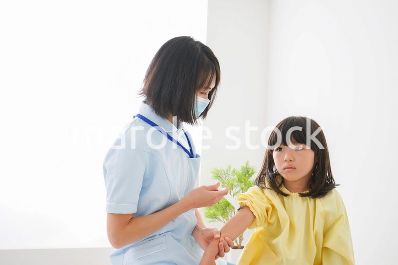 予防接種をする女の子