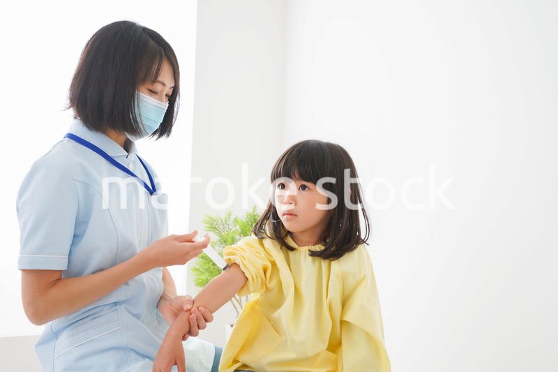 予防接種をする女の子