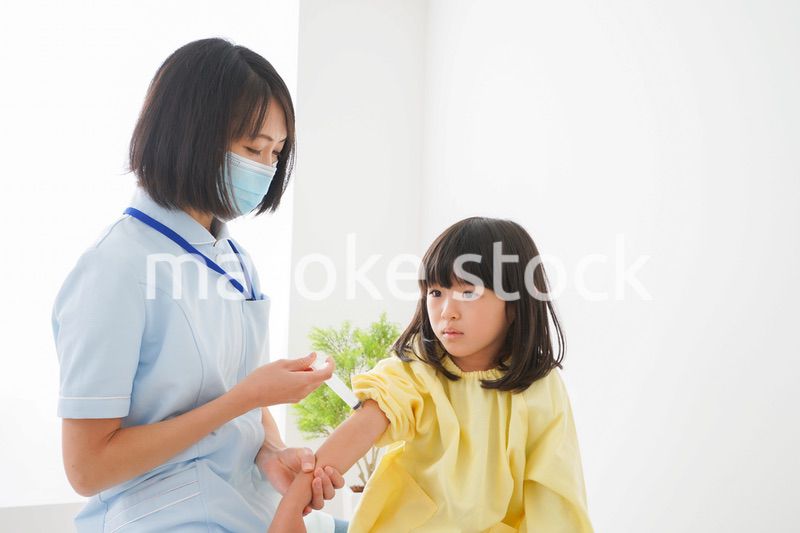 予防接種をする女の子