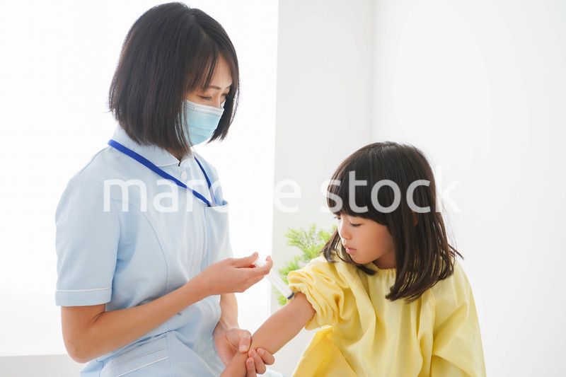 予防接種をする女の子