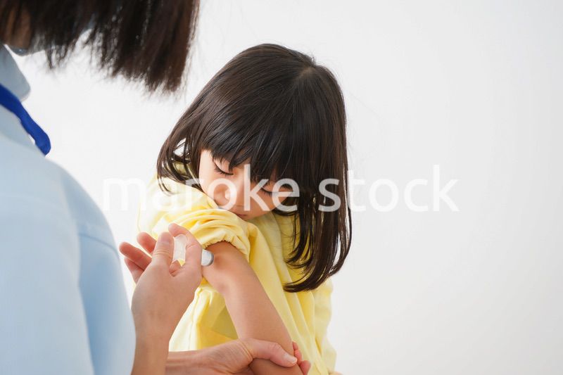 予防接種をする女の子