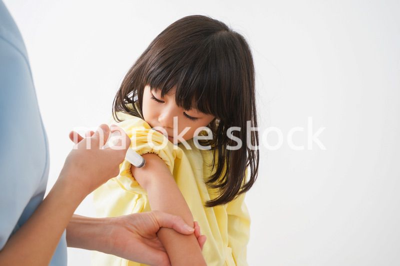 予防接種をする女の子