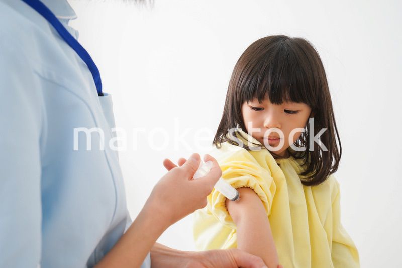 予防接種をする女の子