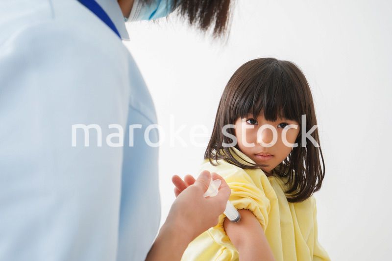 予防接種をする女の子