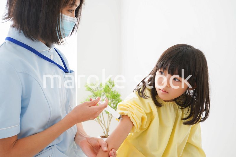 予防接種をする女の子