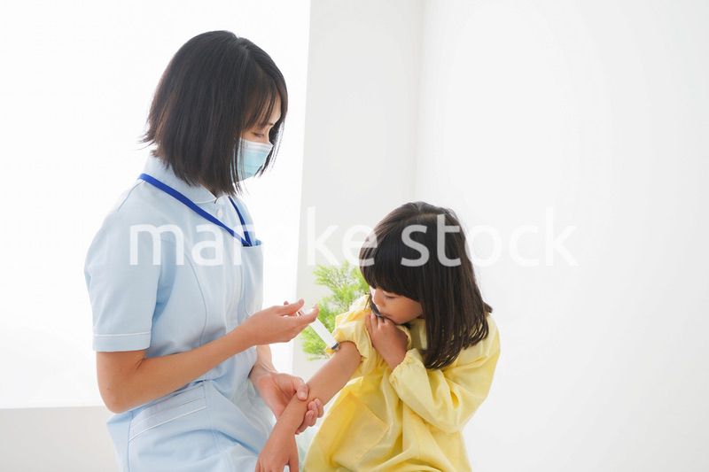 予防接種をする女の子