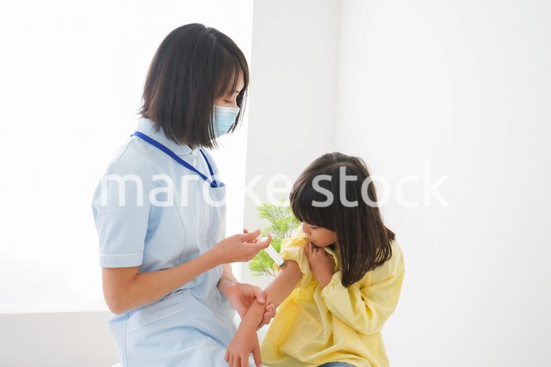 予防接種をする女の子