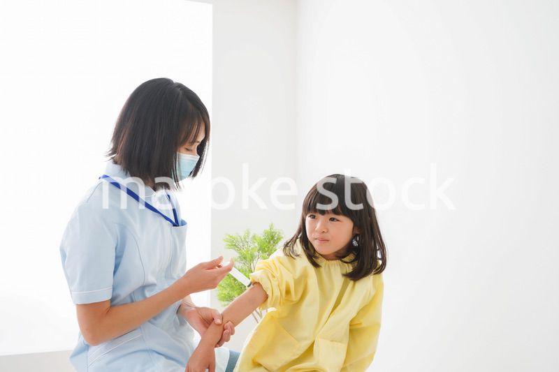 予防接種をする女の子