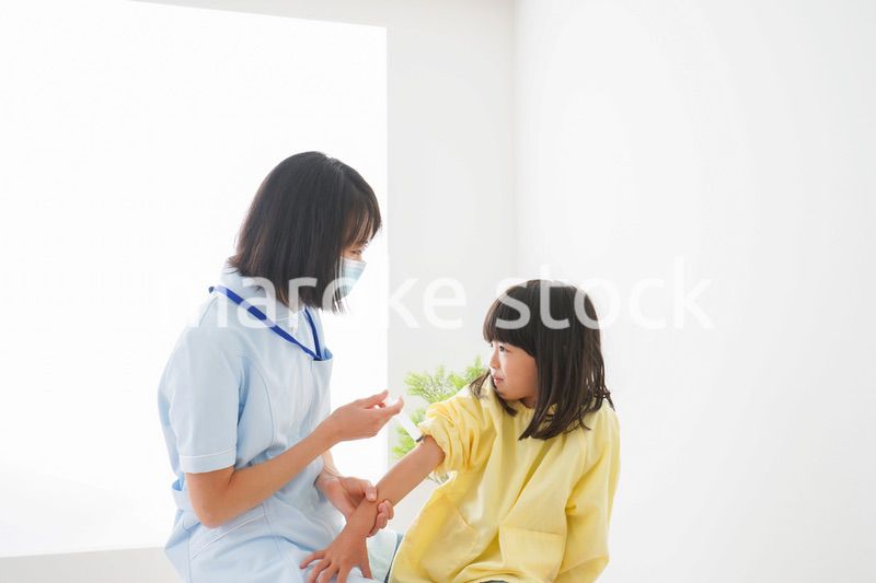 予防接種をする女の子