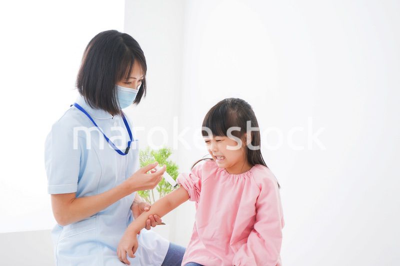 予防接種をする小さな女の子