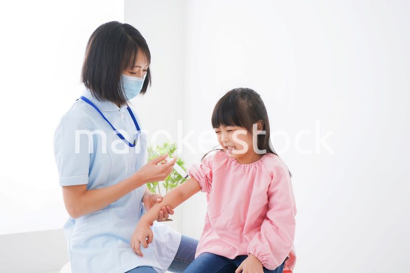 予防接種をする小さな女の子