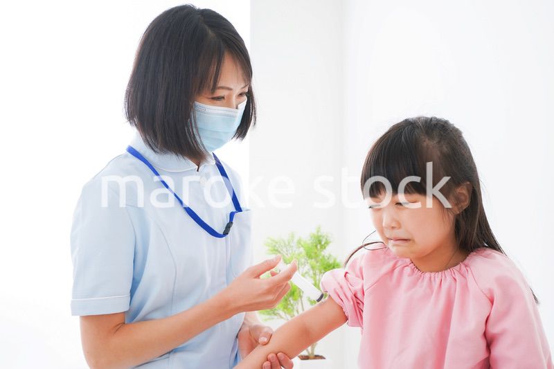予防接種をする小さな女の子