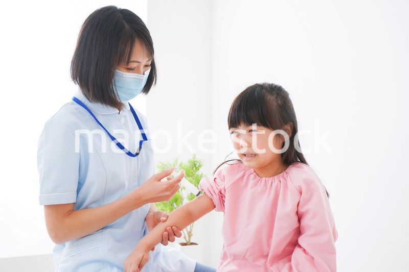 予防接種をする小さな女の子