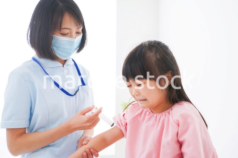 予防接種をする小さな女の子
