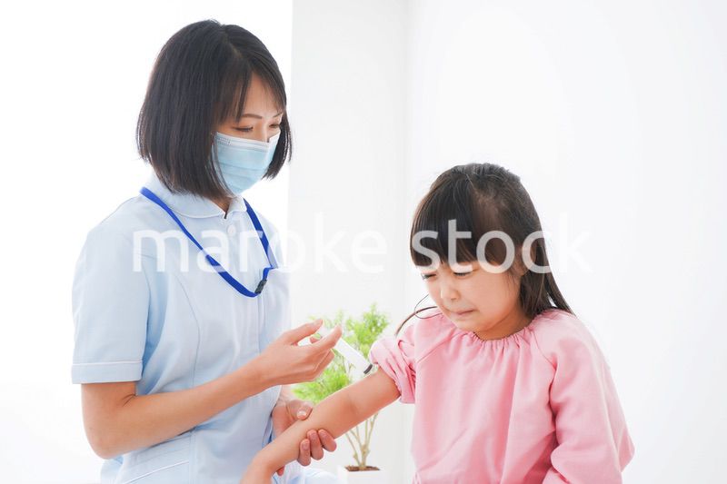 予防接種をする小さな女の子