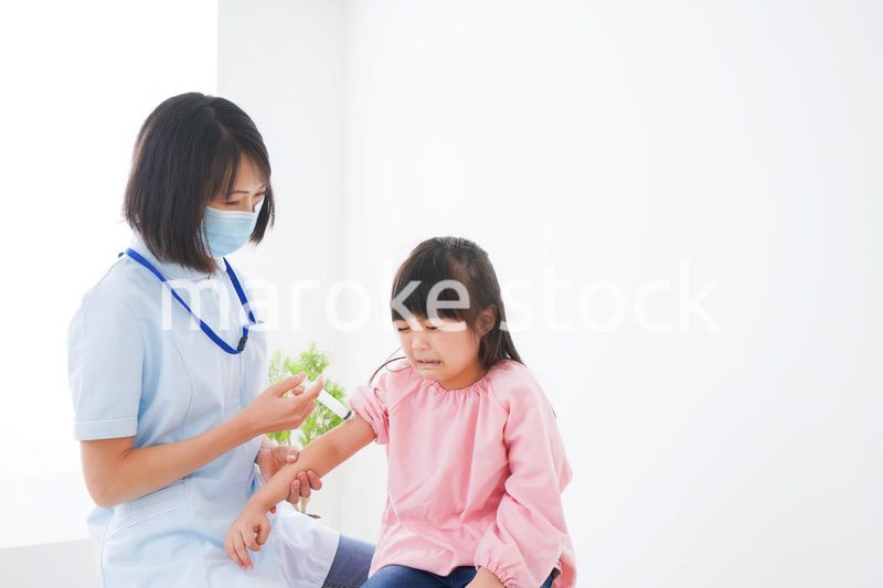 予防接種をする小さな女の子