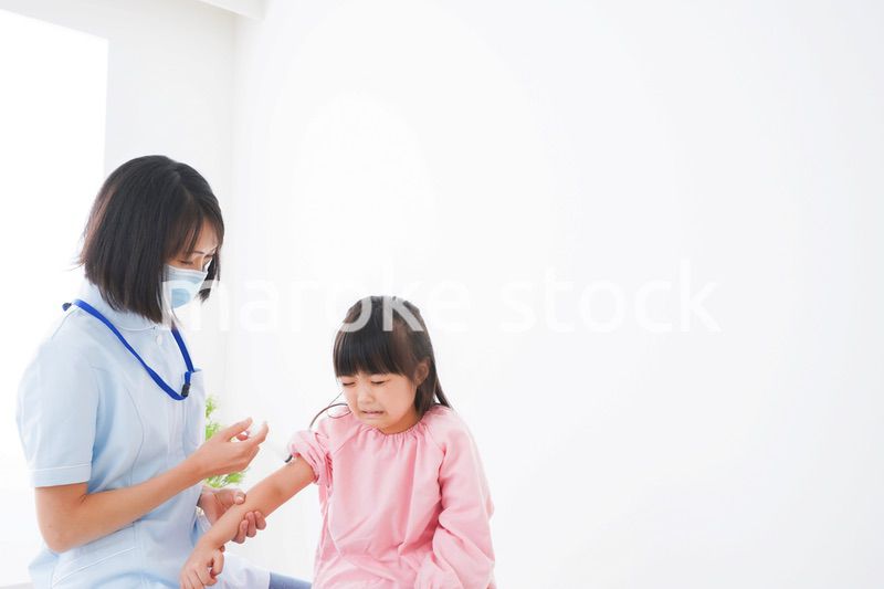 予防接種をする小さな女の子
