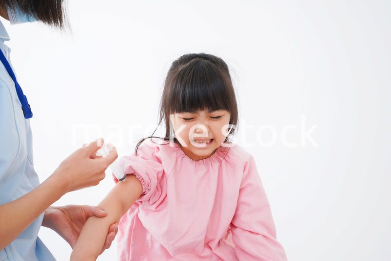 予防接種をする小さな女の子