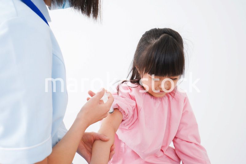 予防接種をする小さな女の子