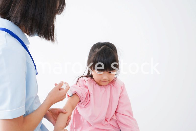 予防接種をする小さな女の子
