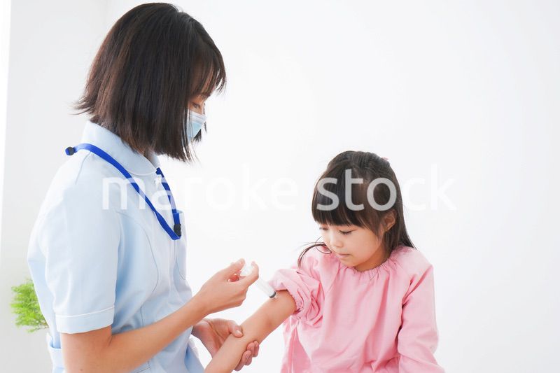 予防接種をする小さな女の子