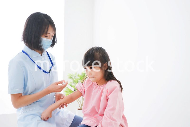 予防接種をする小さな女の子
