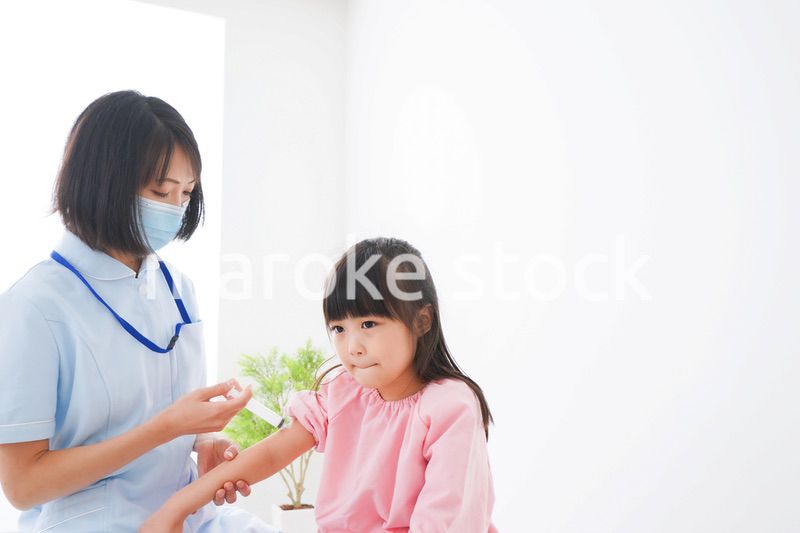 予防接種をする小さな女の子