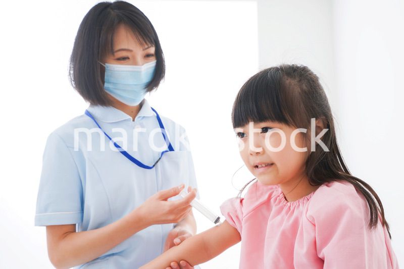 予防接種をする小さな女の子