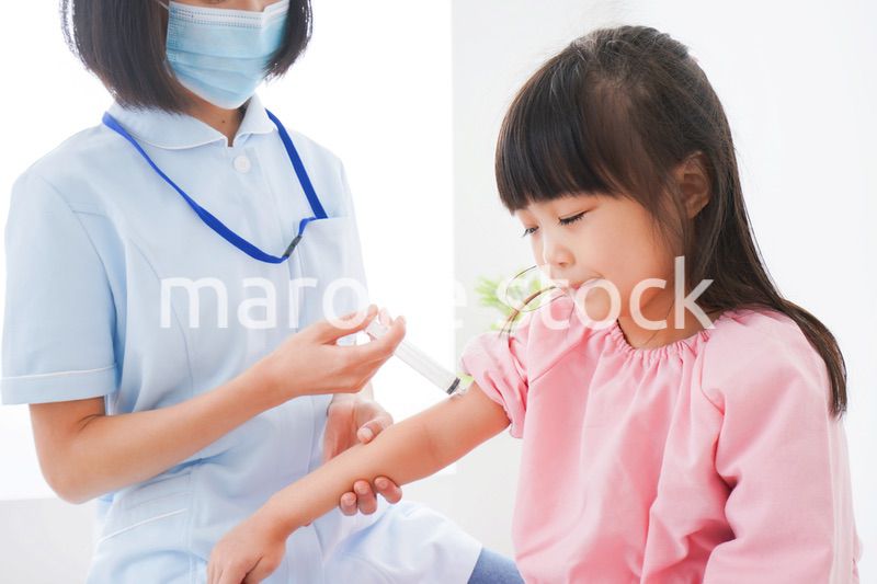 予防接種をする小さな女の子