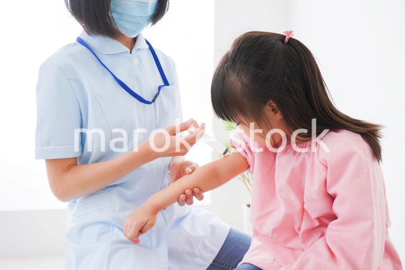 予防接種をする小さな女の子