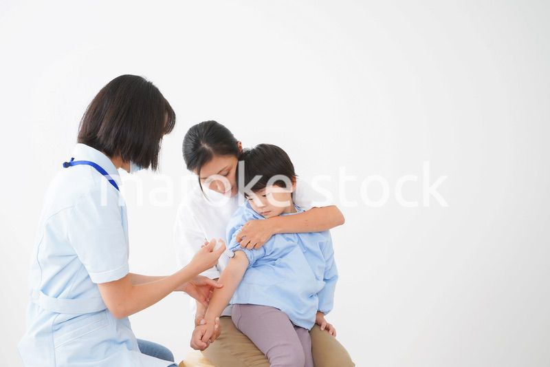 予防接種をする小さな男の子