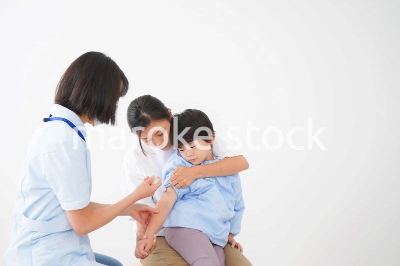 予防接種をする小さな男の子