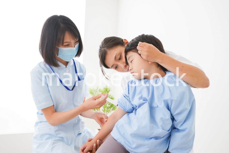 予防接種をする小さな男の子