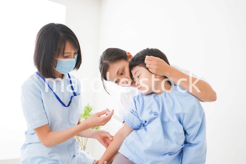 予防接種をする小さな男の子