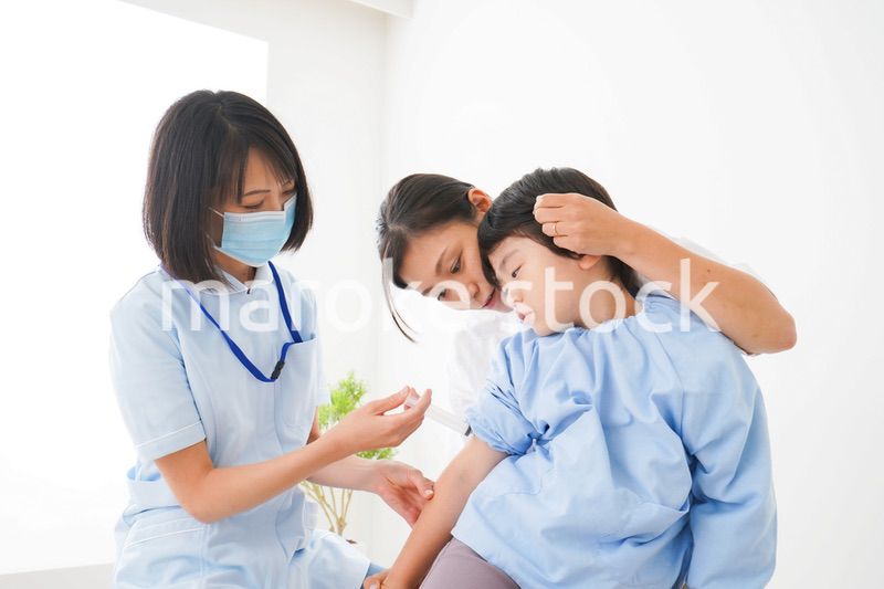 予防接種をする小さな男の子