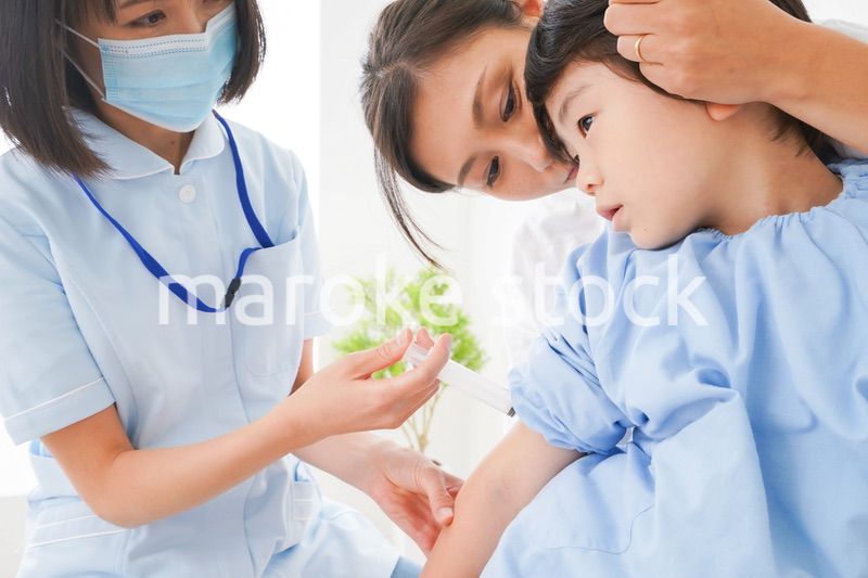 予防接種をする小さな男の子